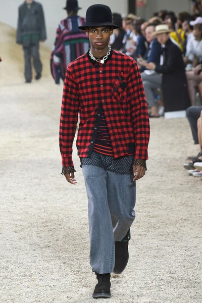 Look 16